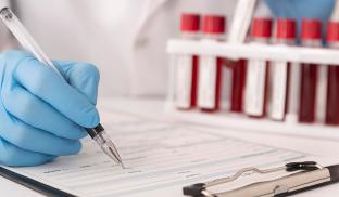 Mieloma múltiplo: sintomas, diagnóstico e tratamento 